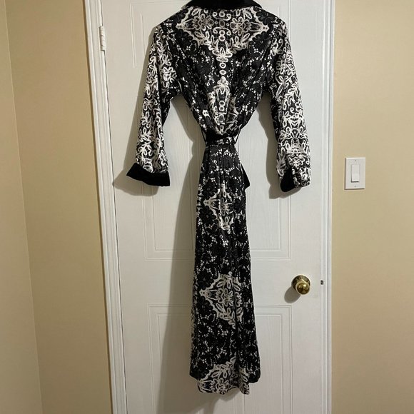 Oscar De La Renta Black and White Abstract Pattern Robe - Picture 8 of 10